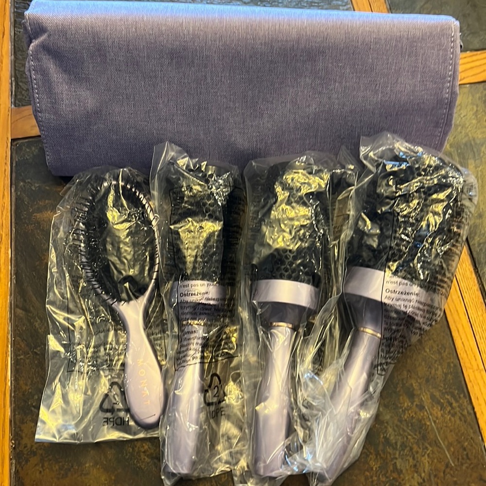 Monat travel bag with 4 brushes